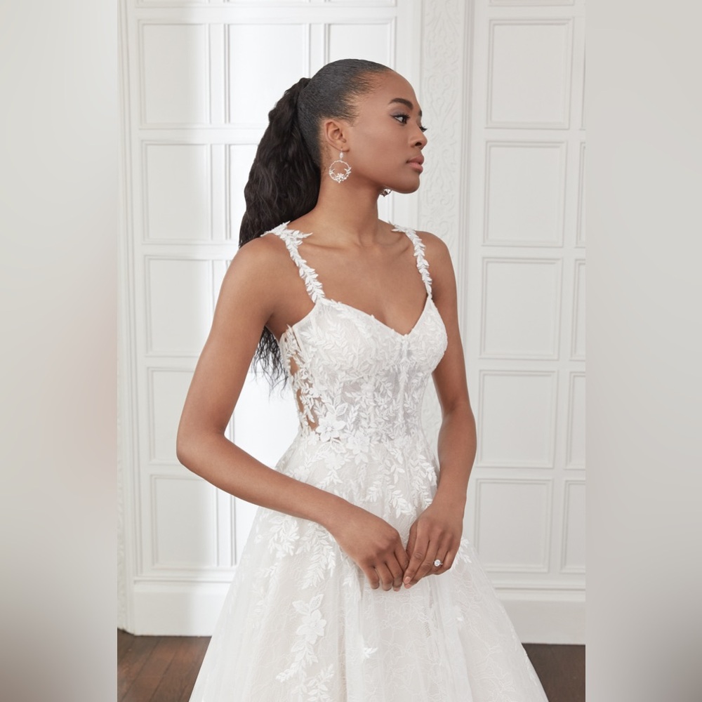 Brand NEW never worn wedding dress!! SIZE 6